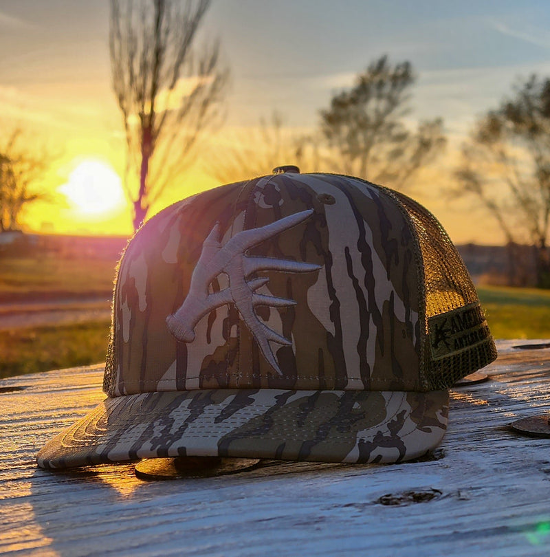 Load image into Gallery viewer, Mossy Oak Bottomland American Antler Symbol Snapback