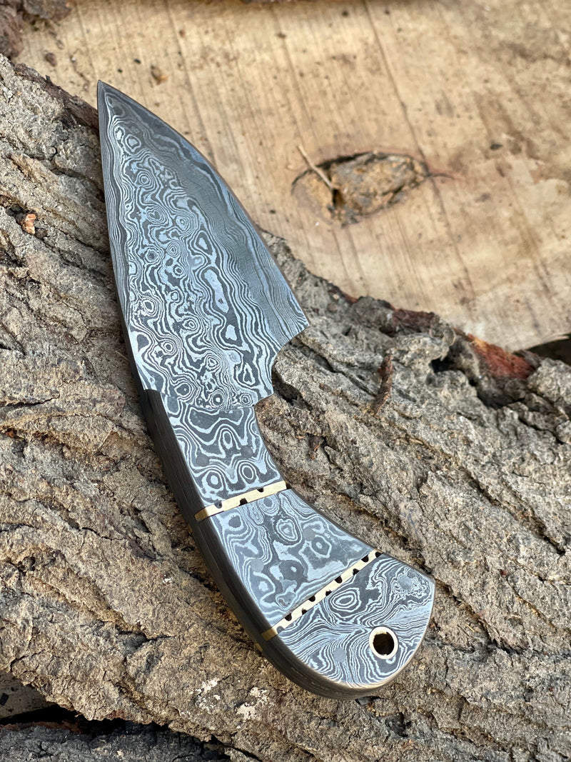 Load image into Gallery viewer, Handmade Damascus Steel Fixed Blade Pocket Knife – Full Tang Skinner with Leather Sheath