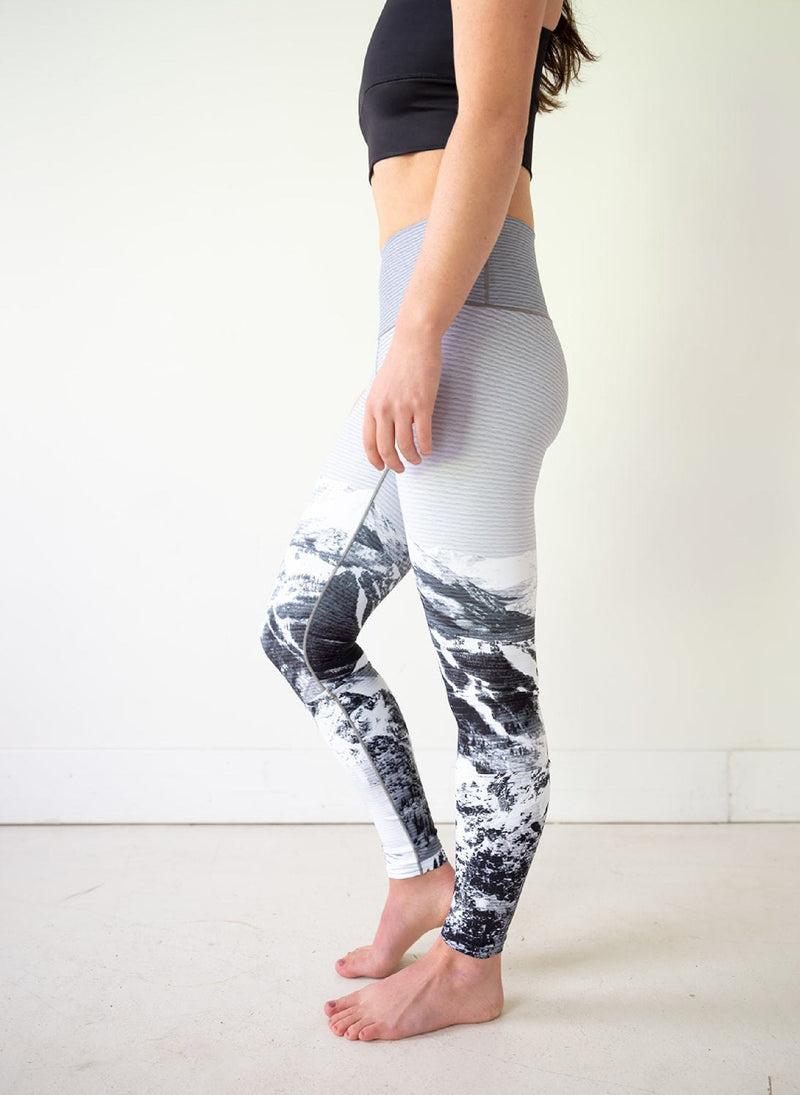 Load image into Gallery viewer, Yoga Pants Black & White Ski Hill