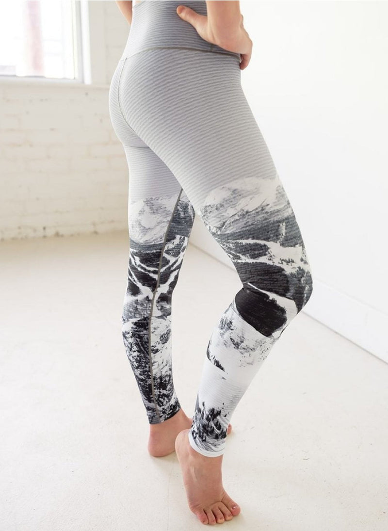 Load image into Gallery viewer, Yoga Pants Black & White Ski Hill
