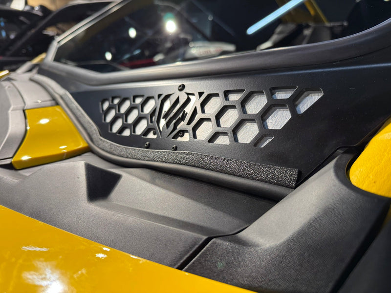 Load image into Gallery viewer, Maverick "R" Vented Glass Windshield with Wipers