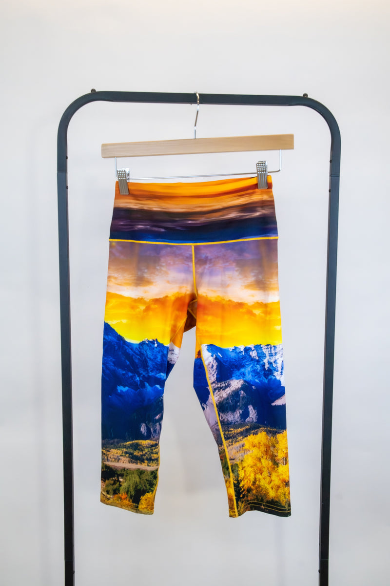 Load image into Gallery viewer, Capitol Peak Sunset Yoga Pants Capri