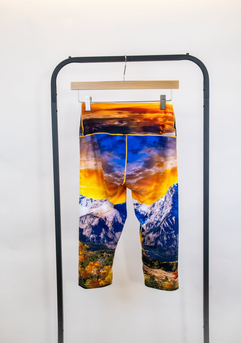 Load image into Gallery viewer, Capitol Peak Sunset Yoga Pants Capri