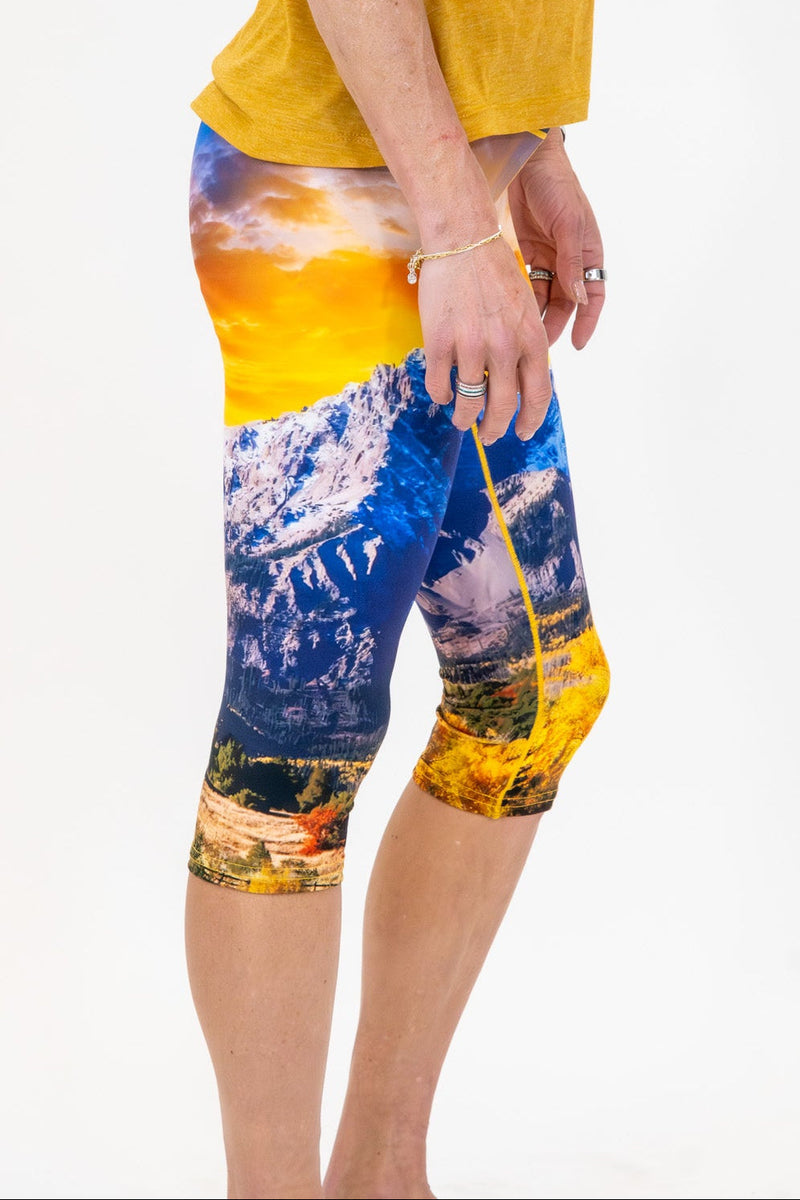 Load image into Gallery viewer, Capitol Peak Sunset Yoga Pants Capri
