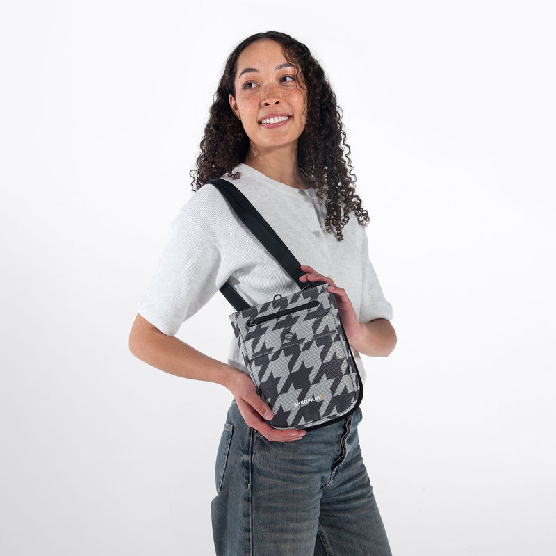 Load image into Gallery viewer, Prima AT | Travel Crossbody - Houndstooth Print