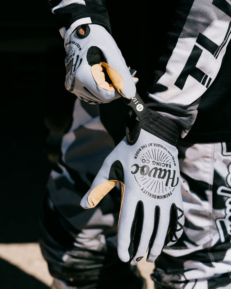 Load image into Gallery viewer, Gray and Black Gloves