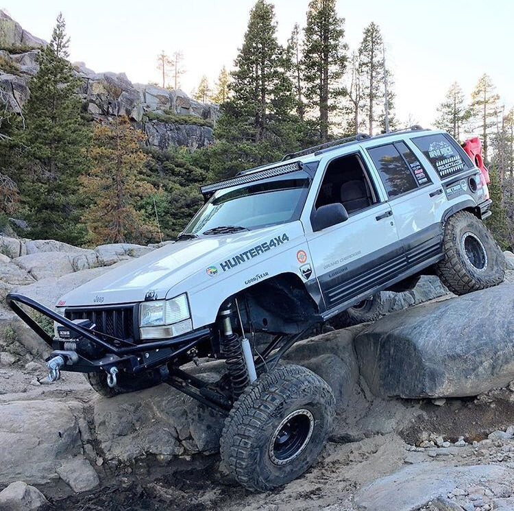 Load image into Gallery viewer, 1993 - 1998 Jeep Grand Cherokee ZJ 50" Curved LED Light Bar Roof Mounts