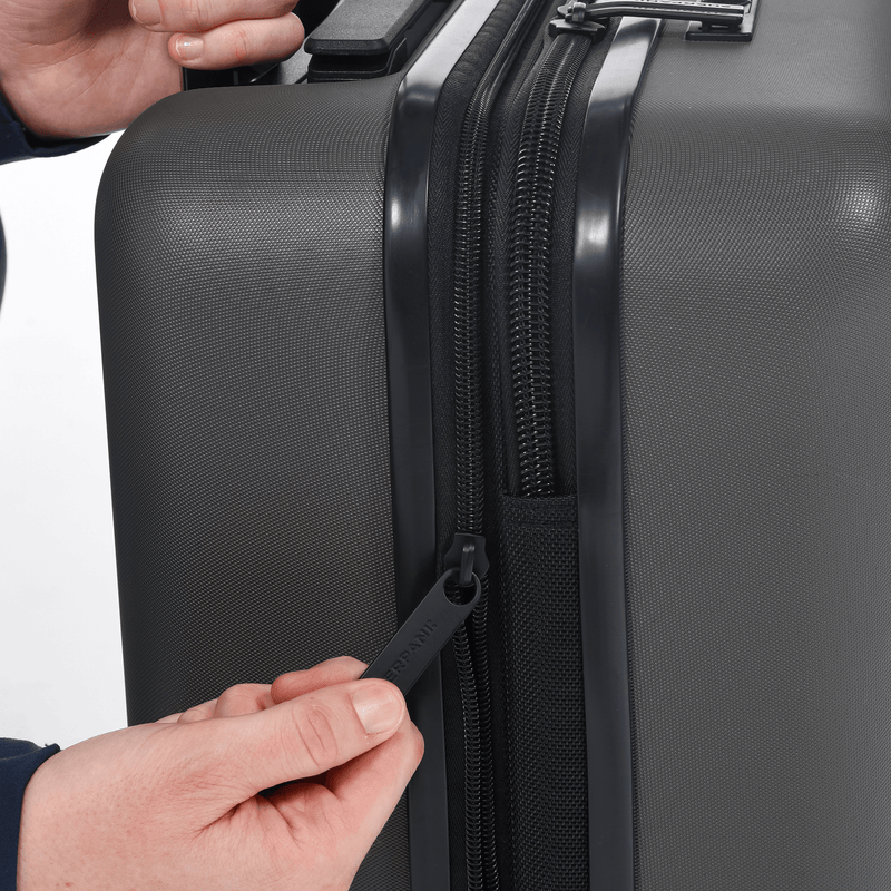 Load image into Gallery viewer, Meridian | 22" Carry-On - Chromatic Black
