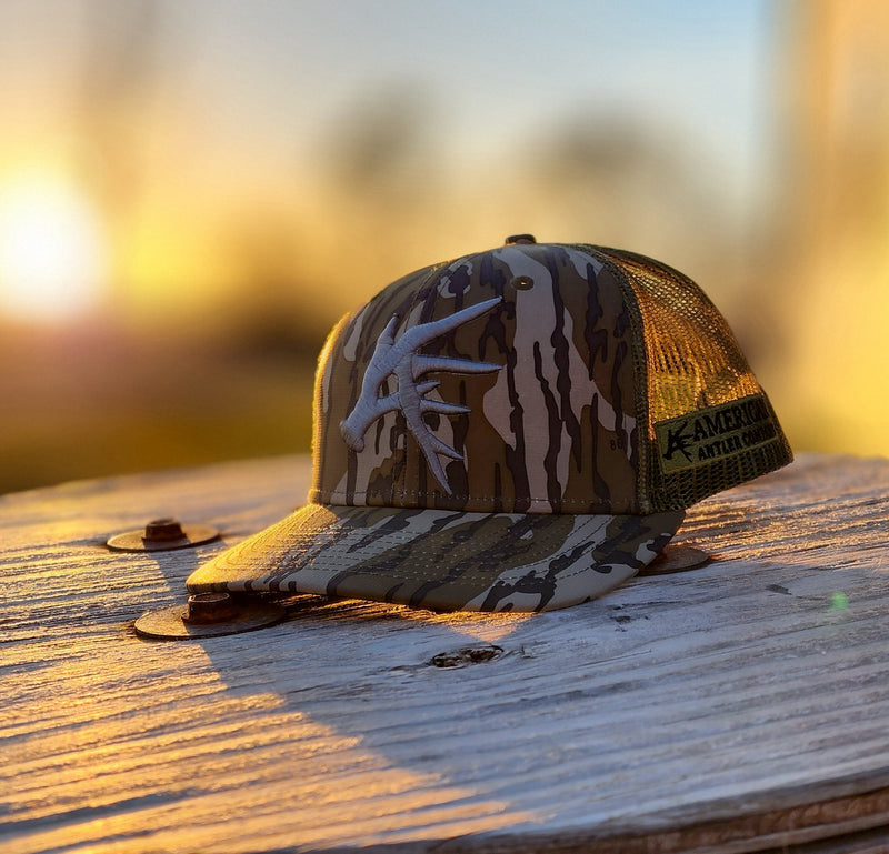 Load image into Gallery viewer, Mossy Oak Bottomland American Antler Symbol Snapback
