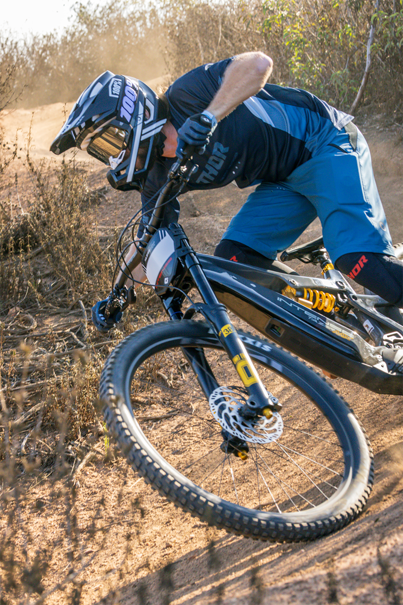 Load image into Gallery viewer, 100% Trajecta Helmet - Fidlock - Black/White - Medium 80003-00006
