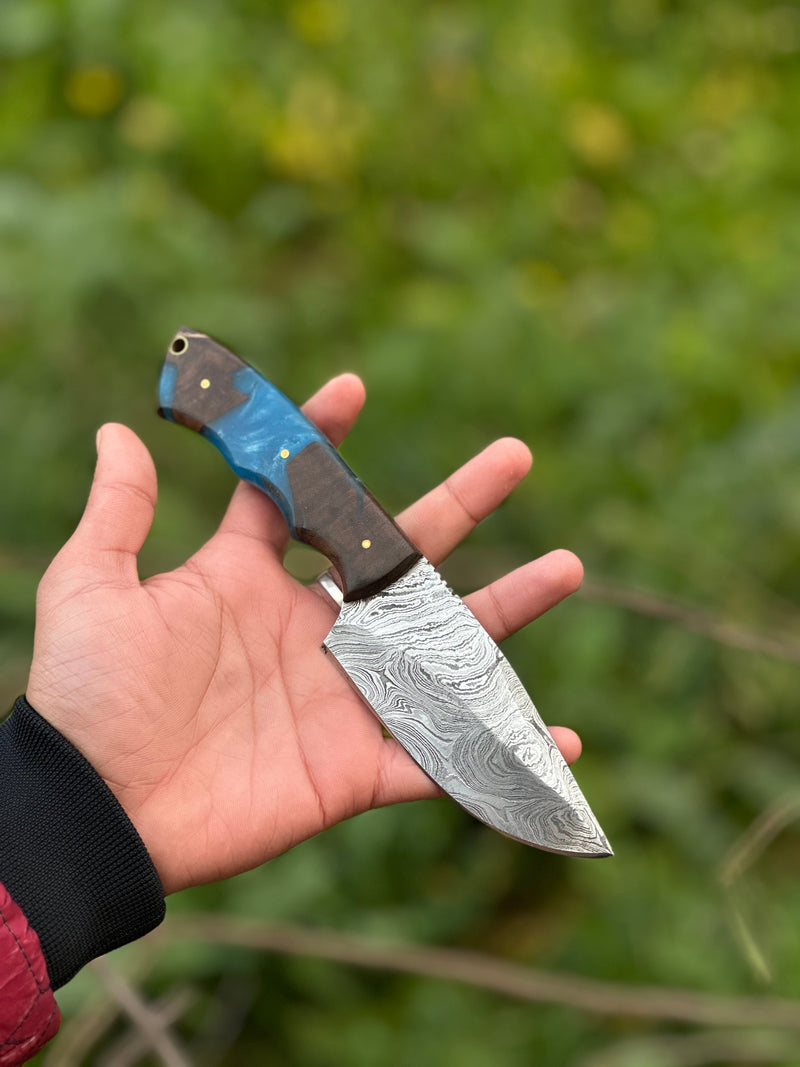 Load image into Gallery viewer, Gutting Knives – 10" Handmade Damascus Steel Hunting Knife with Rosewood or Resin Handle &amp; Leather Sheath
