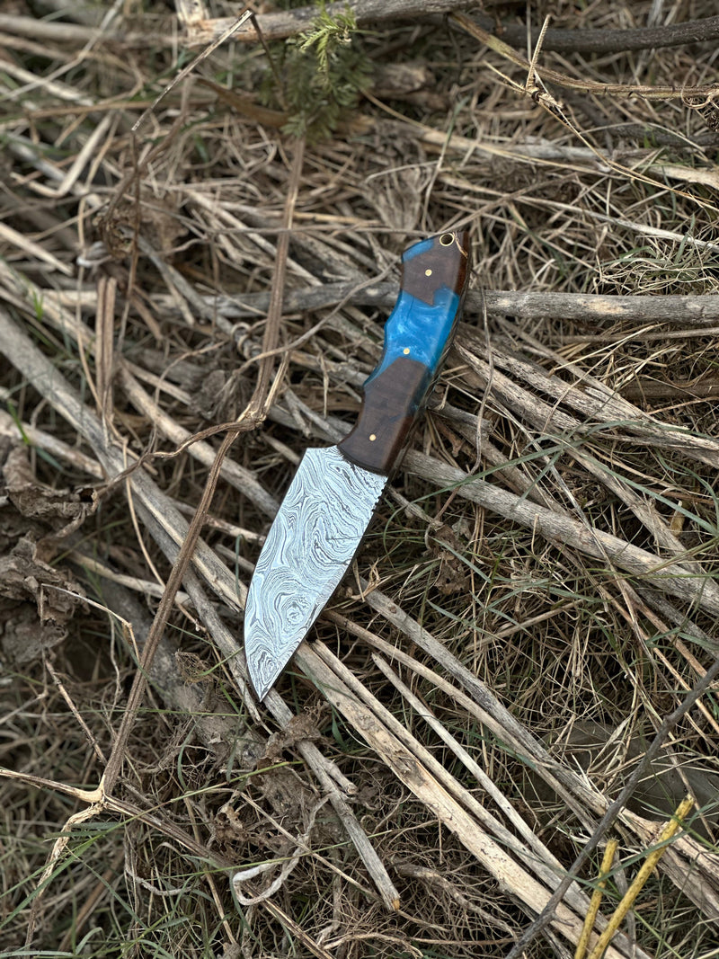 Load image into Gallery viewer, Gutting Knives – 10" Handmade Damascus Steel Hunting Knife with Rosewood or Resin Handle &amp; Leather Sheath
