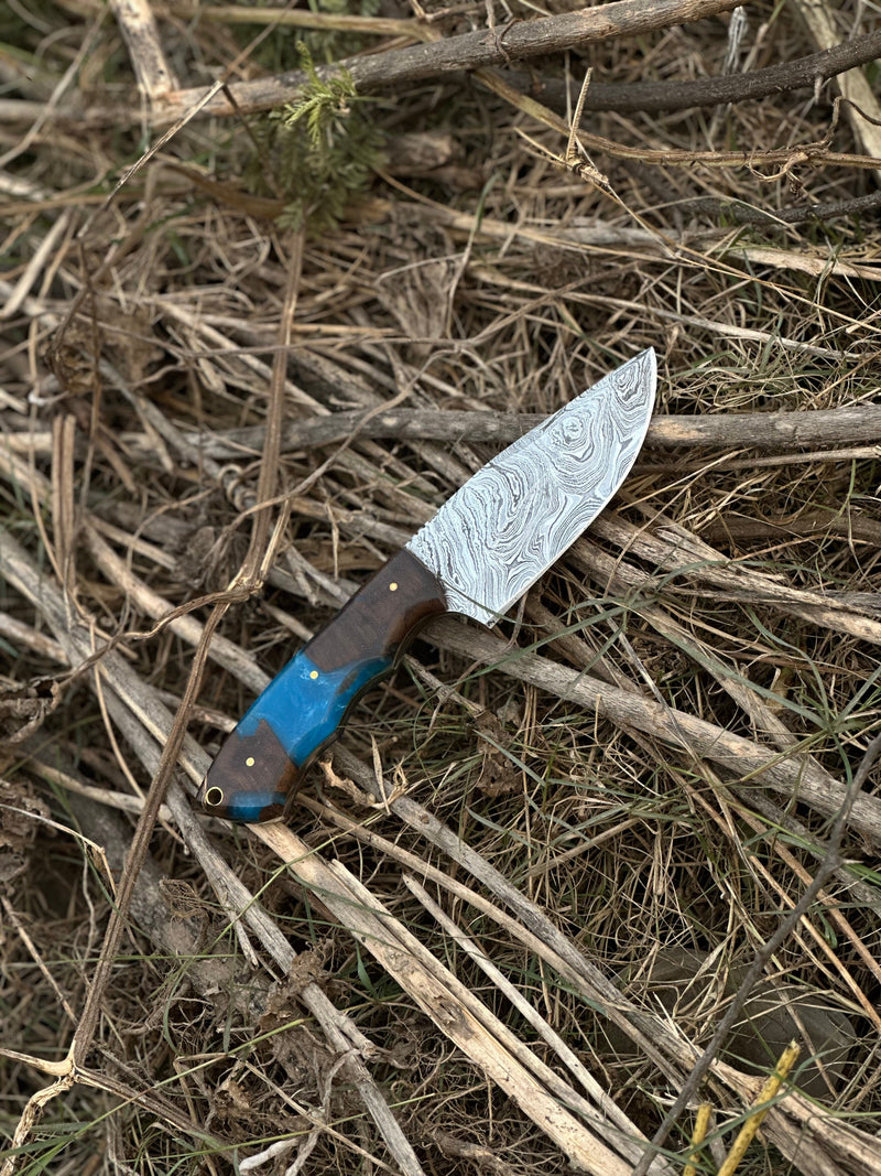 Load image into Gallery viewer, Gutting Knives – 10" Handmade Damascus Steel Hunting Knife with Rosewood or Resin Handle &amp; Leather Sheath
