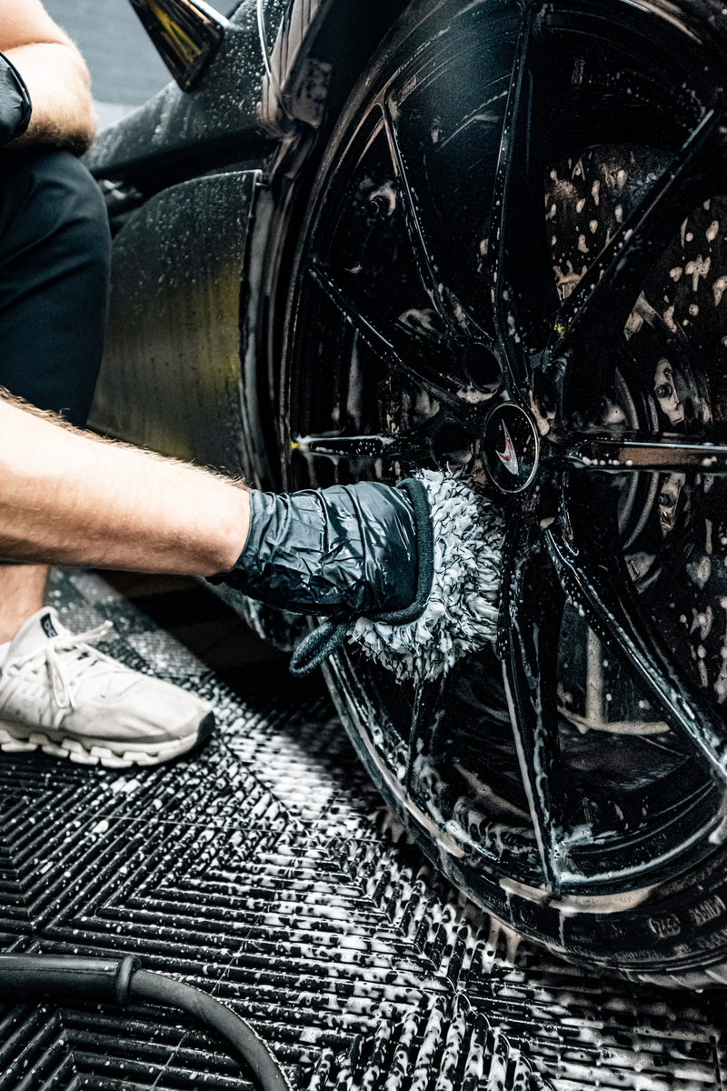 Load image into Gallery viewer, BLACKLINE® MICROFIBER WHEEL MITT

