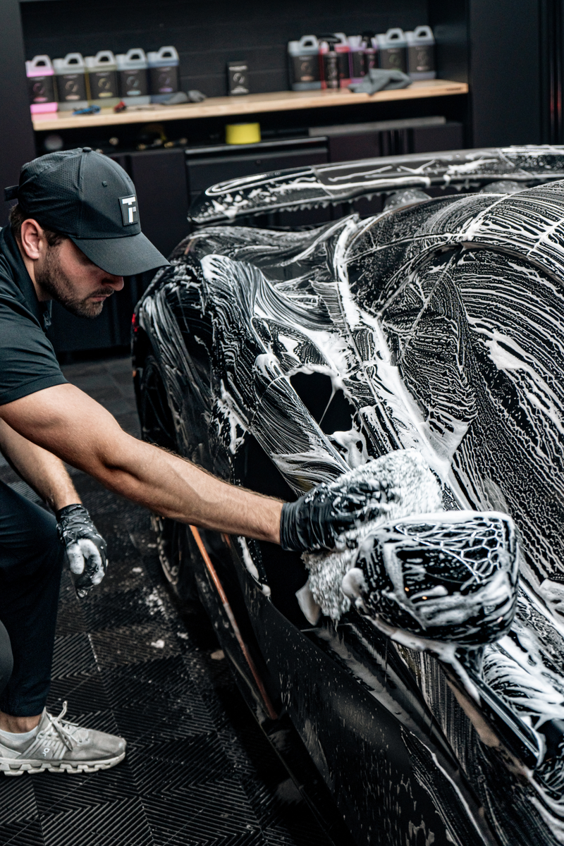 Load image into Gallery viewer, BLACKLINE® MICROFIBER WASH MITT
