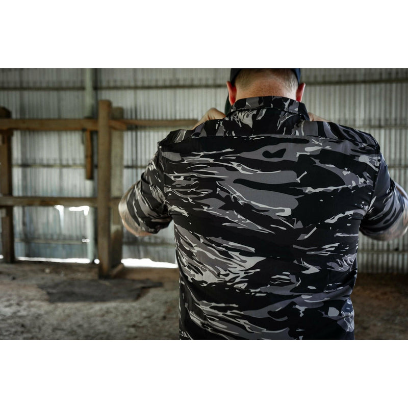 Load image into Gallery viewer, LIGHT WEIGHT BUTTON UP SHORT SLEEVE
