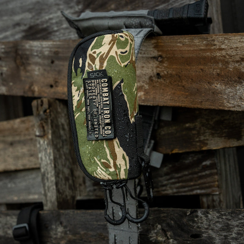 Load image into Gallery viewer, Tactical Molle Sunglasses Carrier + pvc patch
