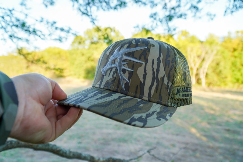 Load image into Gallery viewer, Mossy Oak Bottomland American Antler Symbol Snapback
