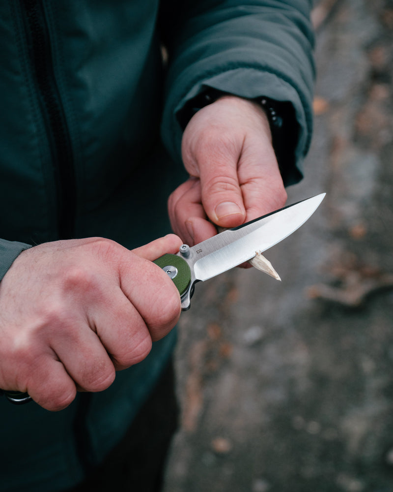 Load image into Gallery viewer, The Straight Back Folding Pocket Knife Giftset for Men and Women (Grey and Red)
