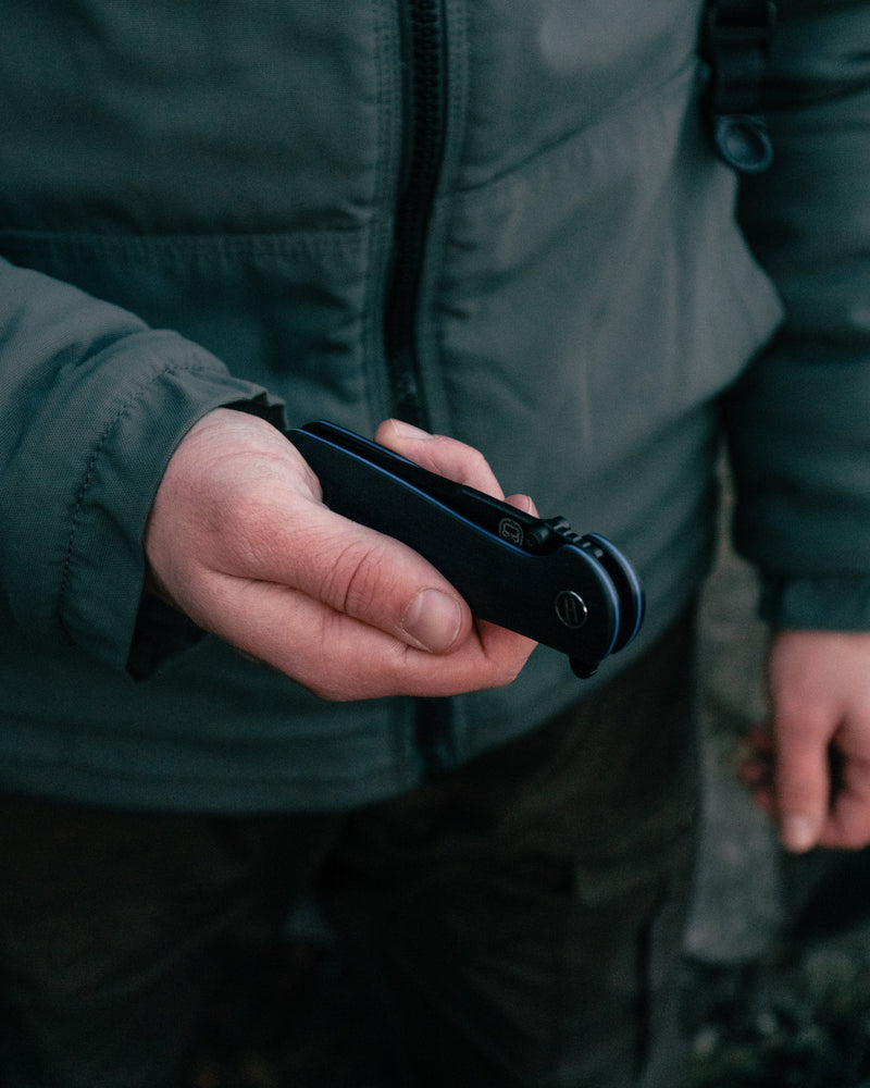 Load image into Gallery viewer, The Straight Back Folding Pocket Knife Giftset for Men and Women (Black and Blue)
