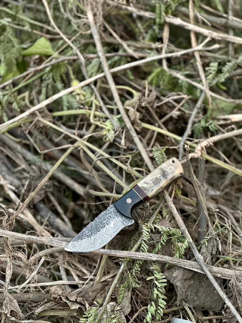 Load image into Gallery viewer, Hunting Knives for Sale – 9&quot; Damascus Steel Blade with Sheep Horn/Resin Handle &amp; Leather Sheath
