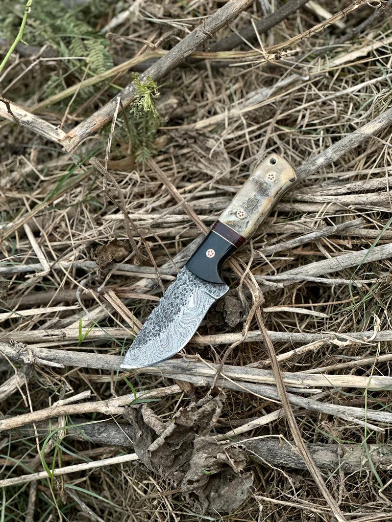 Load image into Gallery viewer, Hunting Knives for Sale – 9&quot; Damascus Steel Blade with Sheep Horn/Resin Handle &amp; Leather Sheath
