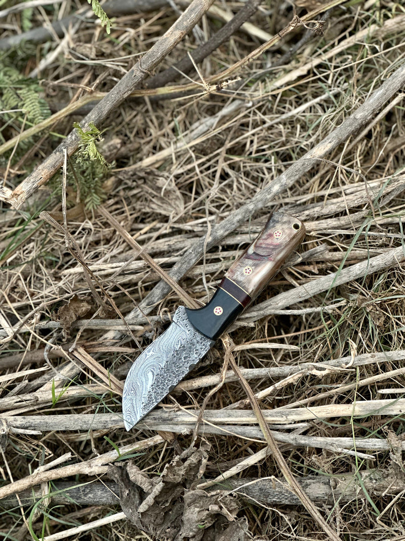 Load image into Gallery viewer, Hunting Knives for Sale – 9&quot; Damascus Steel Blade with Sheep Horn/Resin Handle &amp; Leather Sheath
