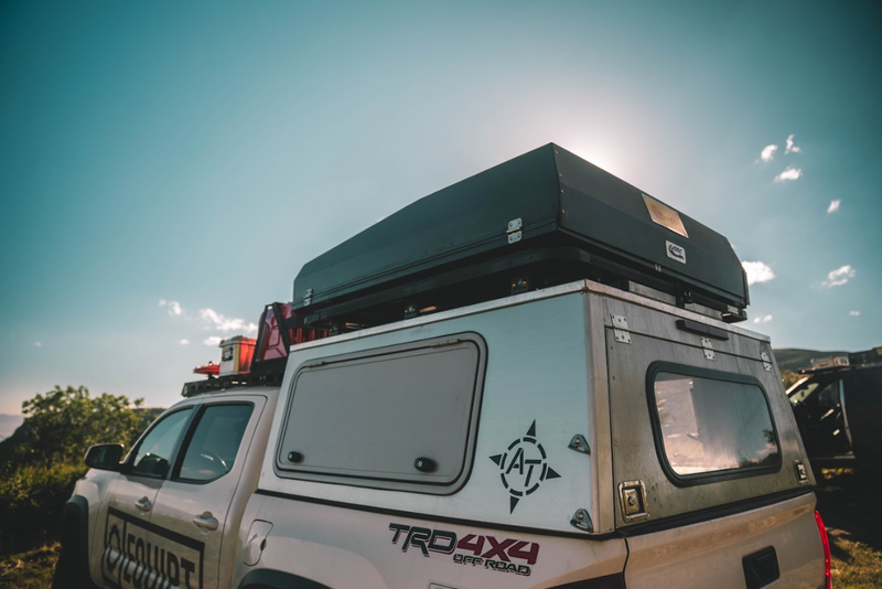 Load image into Gallery viewer, Sabre Hard Shell Roof Top Tent
