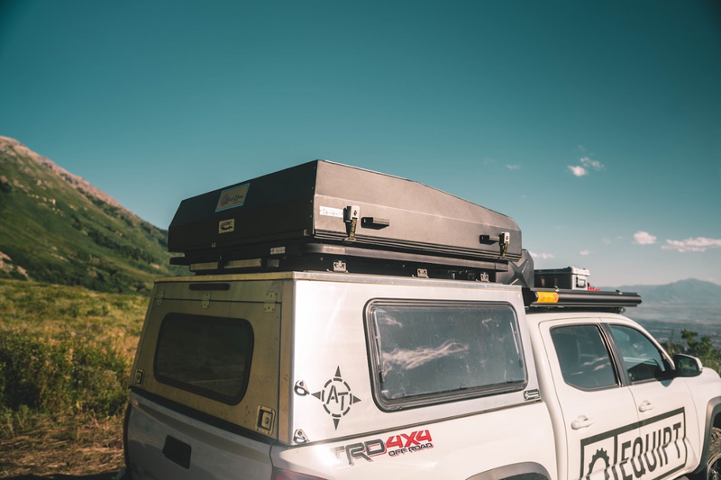 Load image into Gallery viewer, Sabre Hard Shell Roof Top Tent
