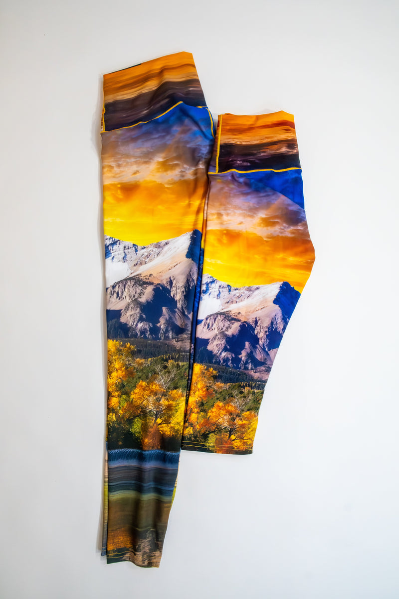 Load image into Gallery viewer, Capitol Peak Sunset Yoga Pants Capri
