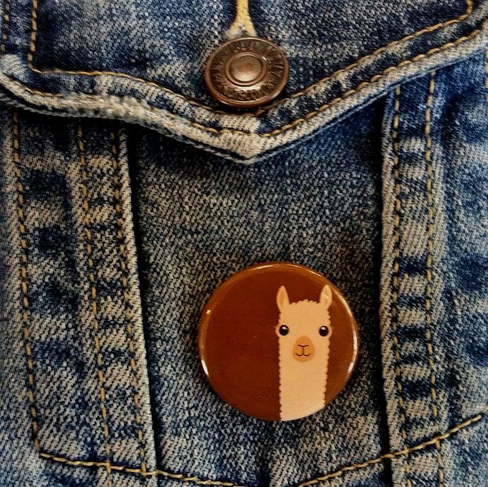 Load image into Gallery viewer, Alpaca Watching Button Pin
