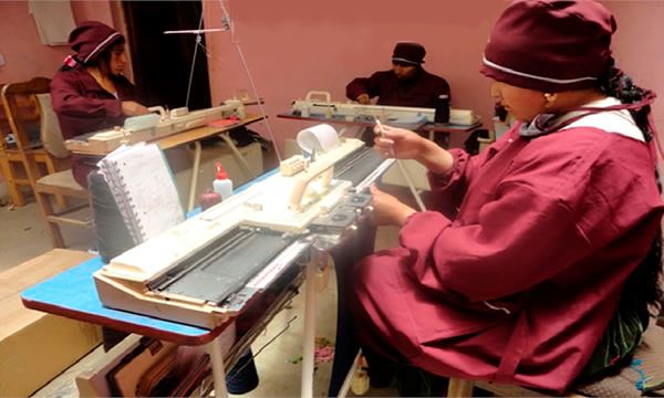 Load image into Gallery viewer, Brushed Pattern Fingerless Alpaca Gloves
