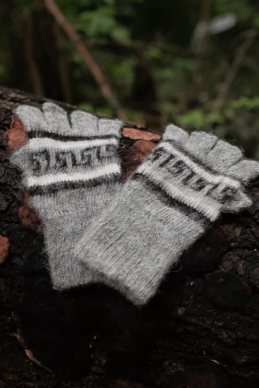 Load image into Gallery viewer, Brushed Pattern Fingerless Alpaca Gloves
