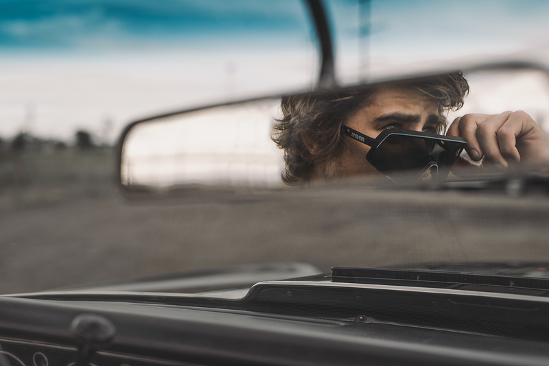 Load image into Gallery viewer, 100% Glendale Sunglasses - Black - Smoke 60011-00000
