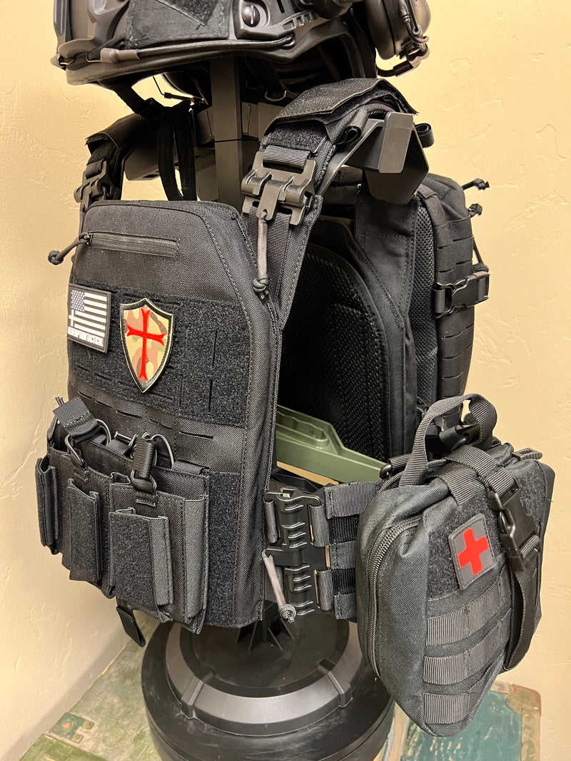 Load image into Gallery viewer, FULL KIT COMBO Crusader 2.0 XL Armor COMBO PACKAGE LIGHTWEIGHT LEVEL IV (2) 10x13.5 Front/Back Plates, Plate Carrier Bag, Medic Pouch
