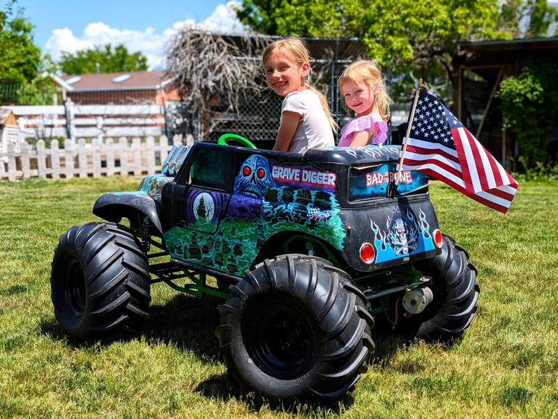 Load image into Gallery viewer, 24V Mountable Jolly Roger Pirate Flag for Ride-On Grave Digger Toy
