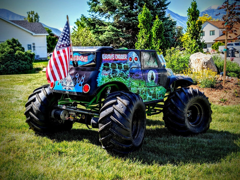 Load image into Gallery viewer, 24V Mountable Jolly Roger Pirate Flag for Ride-On Grave Digger Toy
